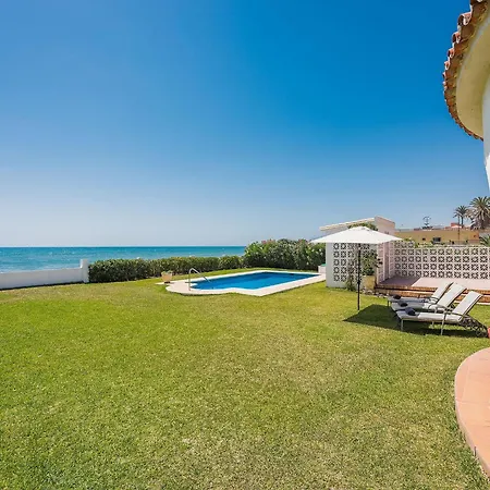 Beachfront For 7 With Pool فيلة ماربيا