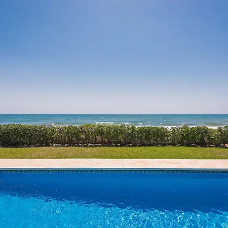 Beachfront For 7 With Pool فيلة