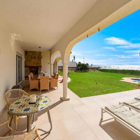 Beachfront For 7 With Pool * ماربيا