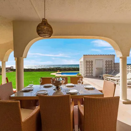 Beachfront For 7 With Pool فيلة